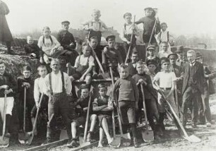 Mit Schaufeln posierende Mitglieder des Turnvereins Friedrich Ludwig Jahn, Dresden-Cotta (gegründet 1888)