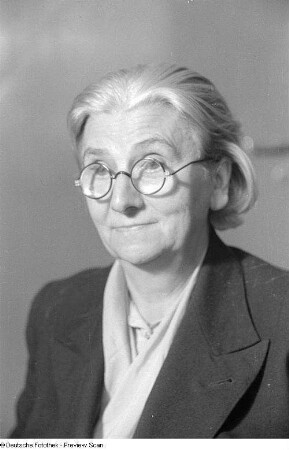 Porträtaufnahmen der Politikerin und Frauenrechtlerin Martha Arendsee (FDGB)