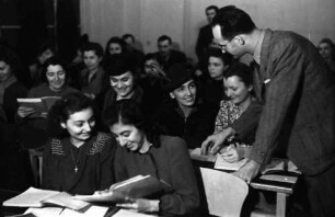 Bukarest: Deutsches Wissenschaftliches Institut, andere Klasse mit Lehrer