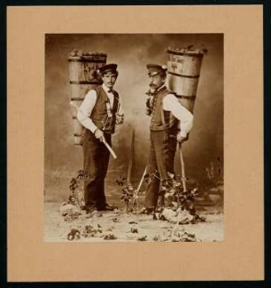 PA 5002, Weinlese: zwei Weingärtner mit Bütte. Foto Sinner.
