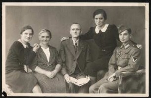 Familienportrait : Postkarte mit Portrait einer Familie. Aufgenommen vermutlich in einem Fotoatelier