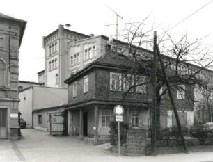 Neukirch (Lausitz), Hauptstraße 33. Fabrikgebäude (um 1875, um 1920). Straßenansicht mit Pförtnerhaus