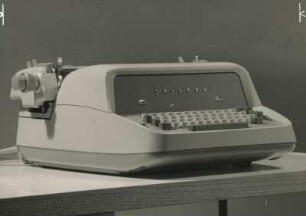 Elektrische Büroschreibmaschine "Electric 20" der Grundig-Electronic-Triumph-Adler-Vertriebs-GmbH