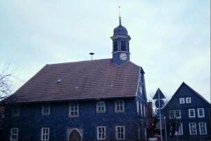 geschieferte Dorfkirche an der Hauptstraße