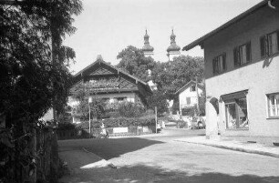 Tutzing: Haus mit Blumenbalkon, Hintergrund Kirchtürme