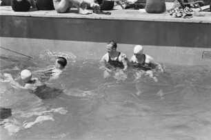 Bordleben auf dem Passagierschiff "Milwaukee". Schwimmbecken mit Badenden