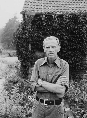 Der Schriftsteller Günter de Bruyn im Garten