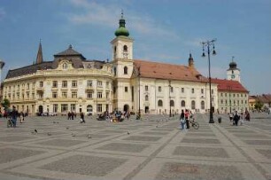 Sibiu - Ansicht aus der Altstadt : Stadthaus links, Katholische Stadtkirche (Mitte) und Stadtturm rechts am Marktplatz von Sibiu (Hermannstadt) in Siebenbürgen, 2007 Kulturhauptstadt Europas, aufgenommen 2007