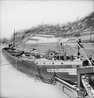 Meißen. Elbschiffer. Schleppkähne im Meißner Winterhafen (Schleppkahn Nr. 3 von A. Borsdorf, Winkwitz)