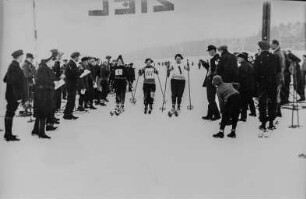 Internationales Wintersportfest der Arbeitersportler in Johanngeorgenstadt, Skiläuferinnen im Ziel : Internationales Wintersportfest der Arbeitersportler in Johanngeorgenstadt