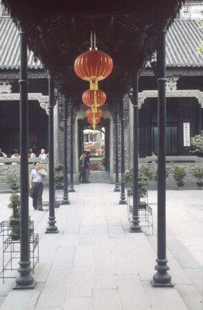 Guangzhou (Kanton). Ahnentempel der Familie Chen. Blick in einen der überdachten Wandelgänge mit Lampions