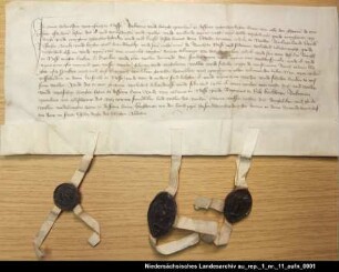 Onno Helmesten überträgt dem Häuptling Ulrich Cirksena die Burg in Nesse = OUB I, Nr. 550, S. 485 Anhängende Siegel 1, 2 und 3 beschädigt erhalten