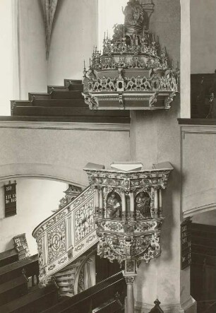 Döbeln, Nicolaikirche, Innenraum, Kanzel : Renaissancekanzel von David Schatz, 1599, in der Bogenöffnung Lucas und Marcus