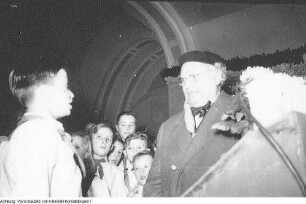 Dresden, Kurt-Fischer Platz (Olbrichtplatz), Nordhalle, Weihnachtsmesse, Eröffnung der Weihnachtsausstellung im Beisein von Martin Andersen-Nexö, 1. Dezember 1951