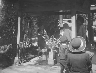 Straßenhädler (wahrscheinlich Blumehändler) : Wahrscheinlich in Tokyo zu einem Fest