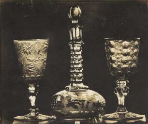 Zwei Pokale von Glas, geschnitten und geschliffen, deutsche Arbeit des 17. Jahrhunderts, eine Flasche, schlesische Arbeit des 19. Jahrhunderts