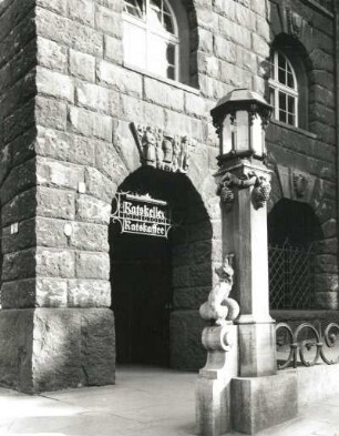 Plauen, Neues Rathaus mit Statue : Plauen. Neues Rathaus. Eingang zum Ratskeller mit Figurenschmuck "Der Fuchs und die Trauben"