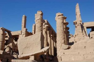 Luxor - Im Karnak Tempel : Amun-Tempel Karnak bei Luxor. Blick vom Hof Amenophis III. in den großen Säulensaal, aufgenommen 2006