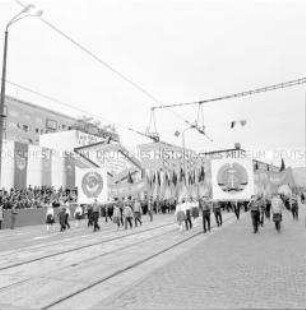 Junge Pioniere bei Parade durch die Leipziger Innenstadt während des Fests der Freundschaft