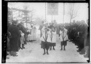 Primizfeier Benzinger 1931; Im Mittelpunkt Neupriester Benzinger mit Primizbräutchen, im Vordergrund Ministranten