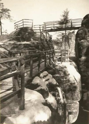 Elbsandsteingebirge. Burg Neurathen, Blick auf den 1934 wieder errichteten Wehr oder Umgang