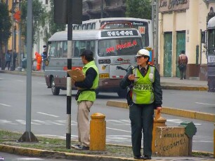 Lima - Verkehrspolizistin : Verkehrspolizistin, aufgenommen am 7. September 2011 in der City von Lima