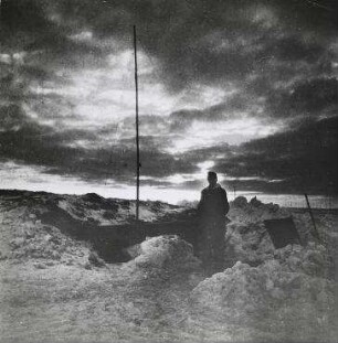 Russland Mitte, Winter 1943, Sonnenuntergang am Bunker