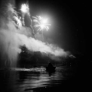 Karpfenfest: Neuhöfer Teich: Nachtaufnahme: Feuerwerk: davor Ruderboot: im Hintergrund rechts Halle der "Opal-Werke", 10. Oktober 1965