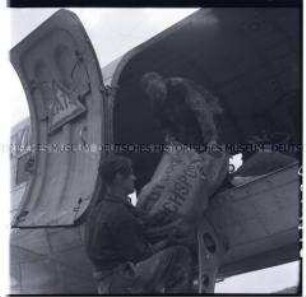 Flugzeuge der Luftbrücke werden auf dem Flugplatz Tempelhof entladen