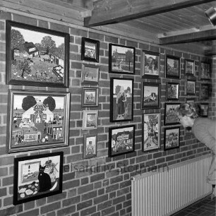 Rade: Museum Rade im Naturpark Oberalster: Ausstellung "Damenwahl" von Laienmalerinnen: Wand mit Gemälden