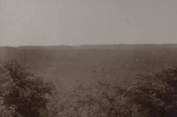 Paysage de montagnes tabulaires au bord de la rivière Mlagarassi.