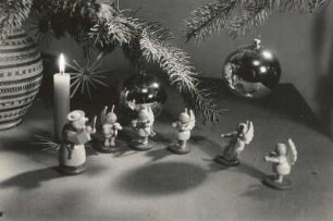 Weihnachtliche Dekoration mit Figuren (u. a. Wendt und Kühn). Holz, gedrechselt, lackiert