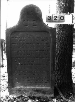 Grabstein 320 (Index: 100115837) Material: Sandstein Zustand: gut Maße HxBxT: 132x64x16 cm Beschreibung: Stele mit rund eingezogenem Rundbogenabschluß, eingetieftes Schriftfeld mit geradem Schriftfeld: Grabstein 320