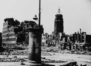 Szene aus dem sowjetischen Dokumentarfilm "Die Befreiung Dresdens": Blick vom Pirnaischen Platz über die Johannesstraße zum zerstörten Rathaus