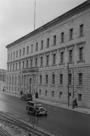Reportage aus dem Ministerium für Volksbildung der DDR : Außenansicht des Ministeriums für Volksbildung der DDR