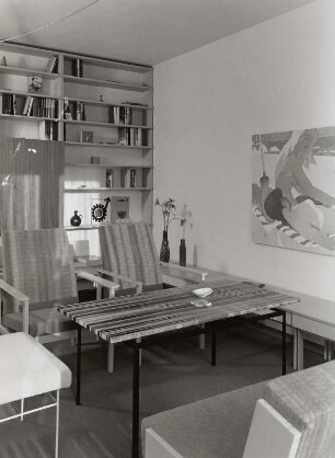 Couchtisch : Musterwohnzimmer (1962; Zentrales Entwicklungsbüro Leipzig (EMW)). Sitzgruppe vor Wandregal
