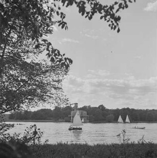 Segelboot auf der Havel, im Hintergrund die Heilandskirche von Potsdam-Sacrow