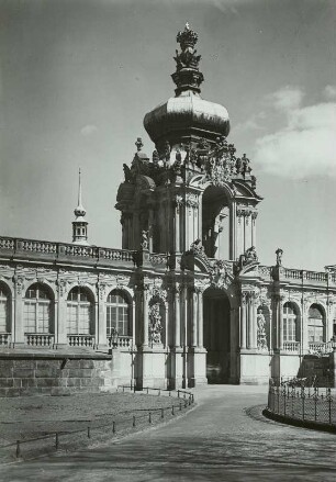 Dresden, Zwinger : Dresden-Altstadt. Zwinger. Kronentor von Westen