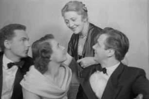 Szenenbilder aus dem Lustspiel "Edouards Kinder" von Marc-Gilbert Jackson, R. Bottomley und F. Jackson an der Komödie Berlin : Szene mit Käthe Dorsch (hinten, Mitte) und Joachim Brennecke (rechts)