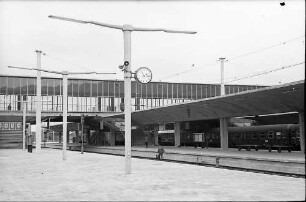 Heidelberg: Bahnsteig und Gleise im neuen Hauptbahnhof