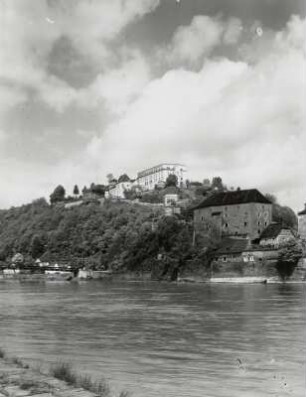 Passau. Blick vom Dreiflüsseeck über die Donau gegen Veste Niederhaus und Veste Oberhaus