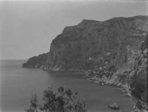 Küste : Blick auf eine Küste mit einer Ortschaft