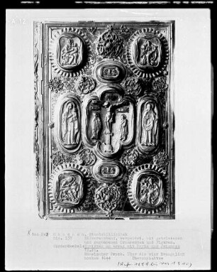 Evangeliar — Silbereinband, vergoldet, mit getriebenen und gegossenen Ornamenten und Figuren — Bucheinband Vorderseite mit gegossenen und getriebenen Figuren und Ornamenten