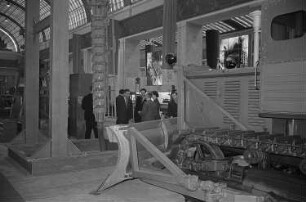 Messebesucher beim Betrachten von Baumaschinen in der Ausstellungshalle der Sowjetunion