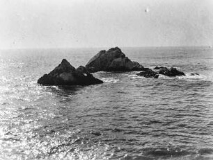 Felsen im Wasser : Blick auf einen großen Felsen im Meer