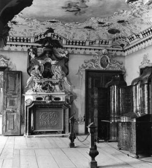 Ottobeuren. Benediktinerabtei Ottobeuren. Klausur (1711-1731; C. Vogt). Schlafzimmer des Abtes im 2. Obergeschoss, mittlerer Nord-Süd-Trakt. Blick zum Kamin mit Aufsatz