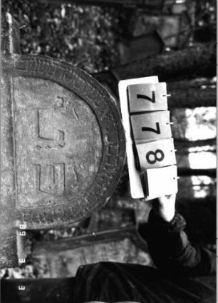 Grabstein 778 (Index: 99751556) Material: Sandstein Zustand: abgeblätt/verwitt. mit Textverlust Maße HxBxT: 110x73x10 cm Beschreibung: Stele, eingezog. Rundbogenabschl. , rechteck. Schriftfeld eingetieft: Grabstein 778A