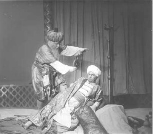 Der Barbier von Bagdad. Oper von Peter Cornelius nach eigenem Libretto. Staatsoper Dresden, Neuinszenierung 17.12.1928 : Szene 1. Akt mit Ivar Andrésen als Barbier und Curt Taucher als Nureddin