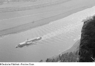 Blick von der Bastei auf einen Dampfer auf der Elbe
