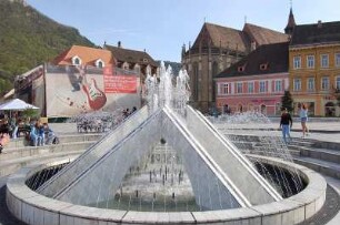 Brasov (Kronstadt) - Brunnen am Markt : Moderner Springbrunnen auf dem Marktplatz, dahinter die gotische "Schwarze Kirche", Brasov (Kronstadt) in Siebenbürgen, Rumänien, aufgenommen 2007